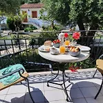 Livadi With Pool Appart hôtel