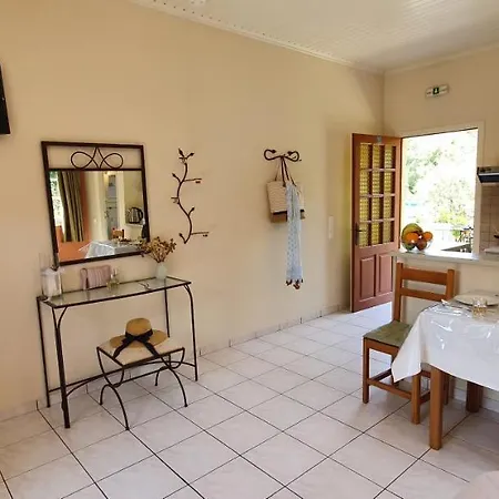 Livadi With Pool 4* Lákka