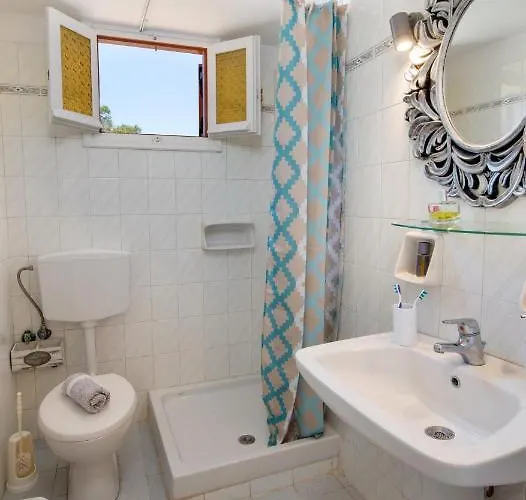 Ξενοδοχείο με διαμερίσματα Livadi With Pool