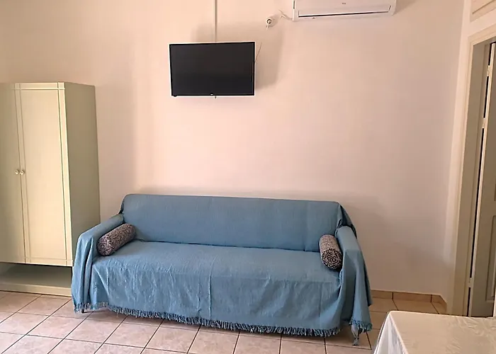 Ξενοδοχείο με διαμερίσματα Livadi With Pool 4*